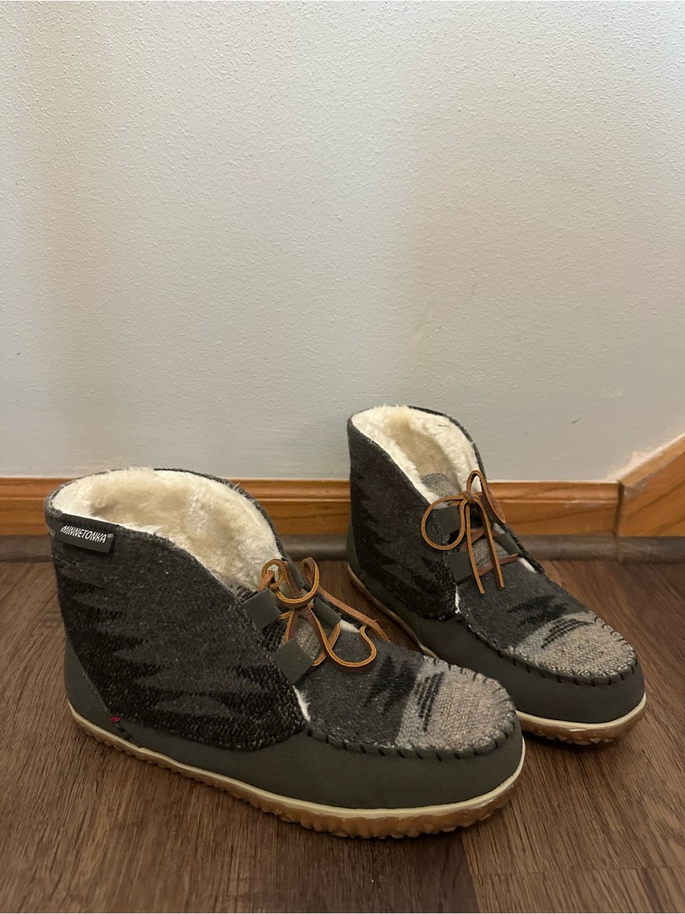 Women's Minnetonka Torrey Boots - Picture 1 of 5
